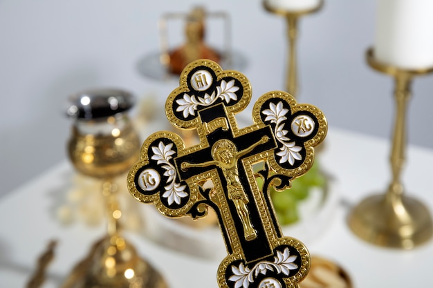 Célébration eucharistique avec croix