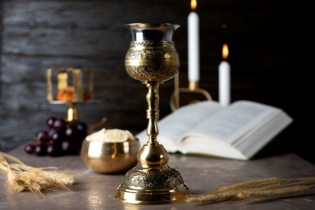 Photo gratuite célébration eucharistique avec livre et calice