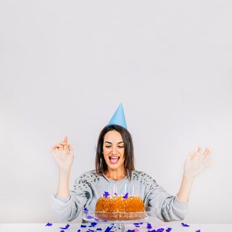 Femme Avec Un Gateau D Anniversaire Photo Gratuite Femme Avec Un Gateau D Anniversaire Photo Gratuite