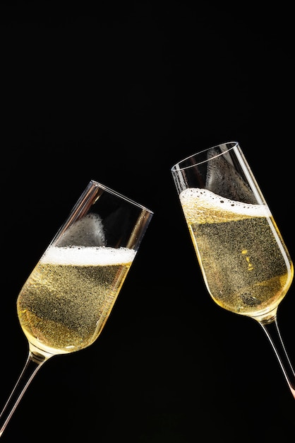 Photo gratuite célébration festive de deux verres de champagne