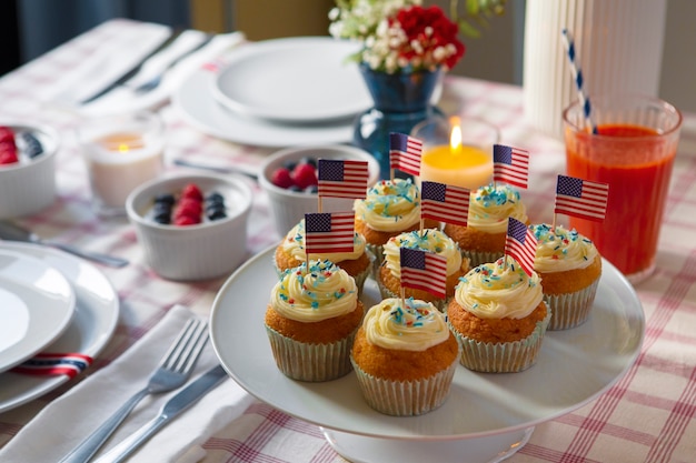 Photo gratuite célébration de la fête du travail aux états-unis avec des cupcakes