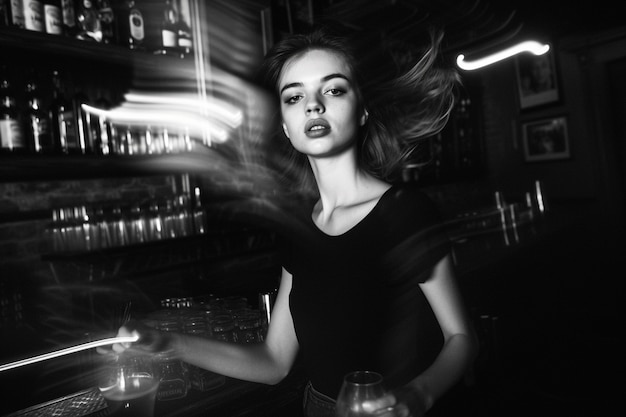 Photo gratuite célébration de la fête du travail avec une vue monochrome d'une femme travaillant comme barista
