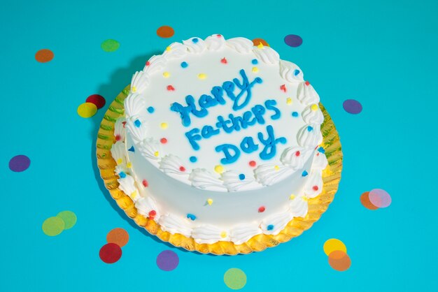 Célébration de la fête des pères avec gâteau