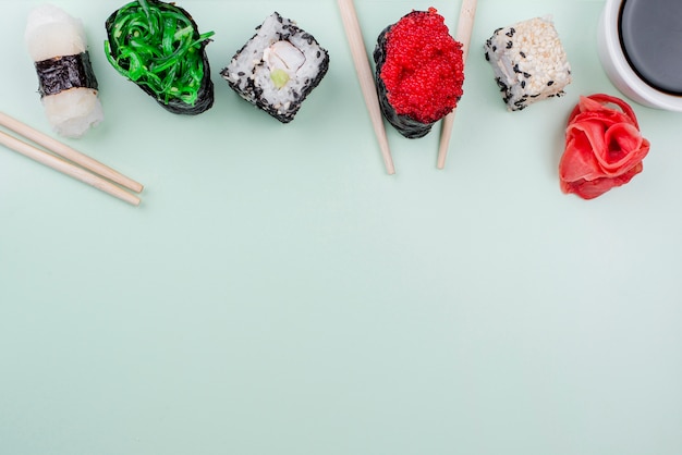 Photo gratuite célébration de la journée du sushi dans l'espace copie