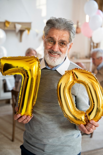 Célébration de personne âgée avec des ballons