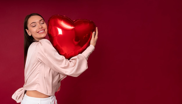 Photo gratuite célébration de la saint-valentin avec des ballons