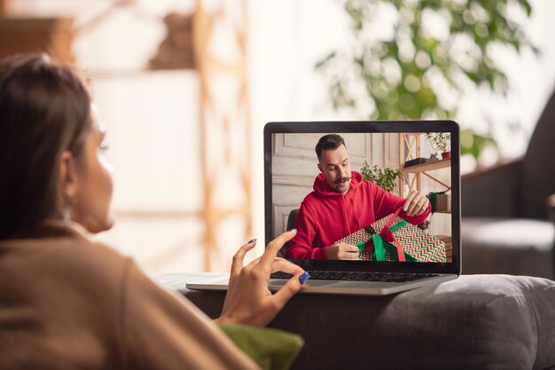 Célébration et vacances pendant le concept de quarantaine. Amis ou famille déballant des cadeaux