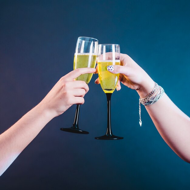 Célébration avec un verre de champagne