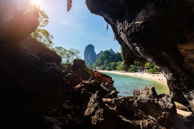 Célèbre grotte de phranang à raylay railay beach krabi thaïlande