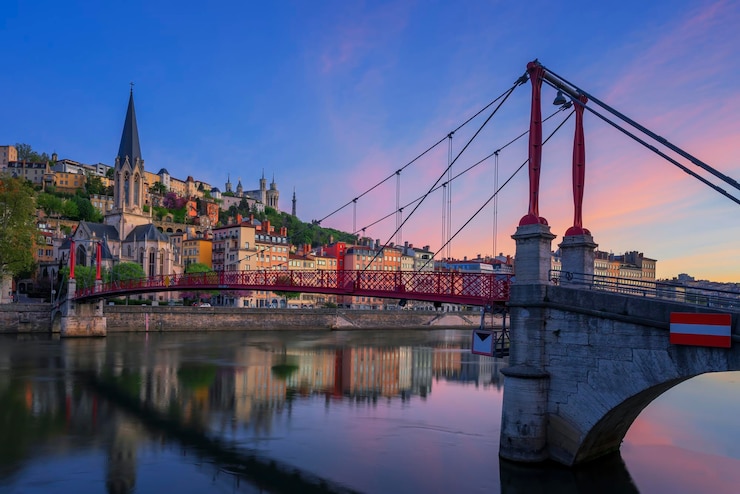 Photo gratuit la célèbre passerelle rouge le matin à lyon