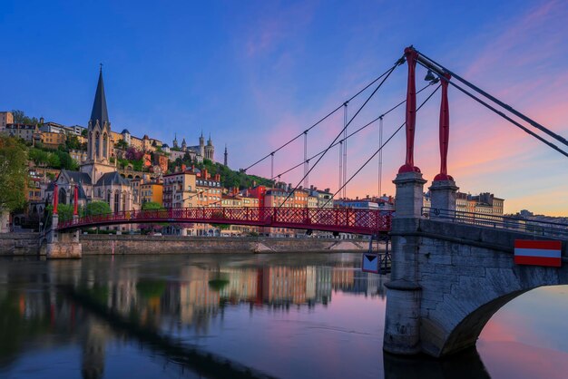 La célèbre passerelle rouge le matin à Lyon