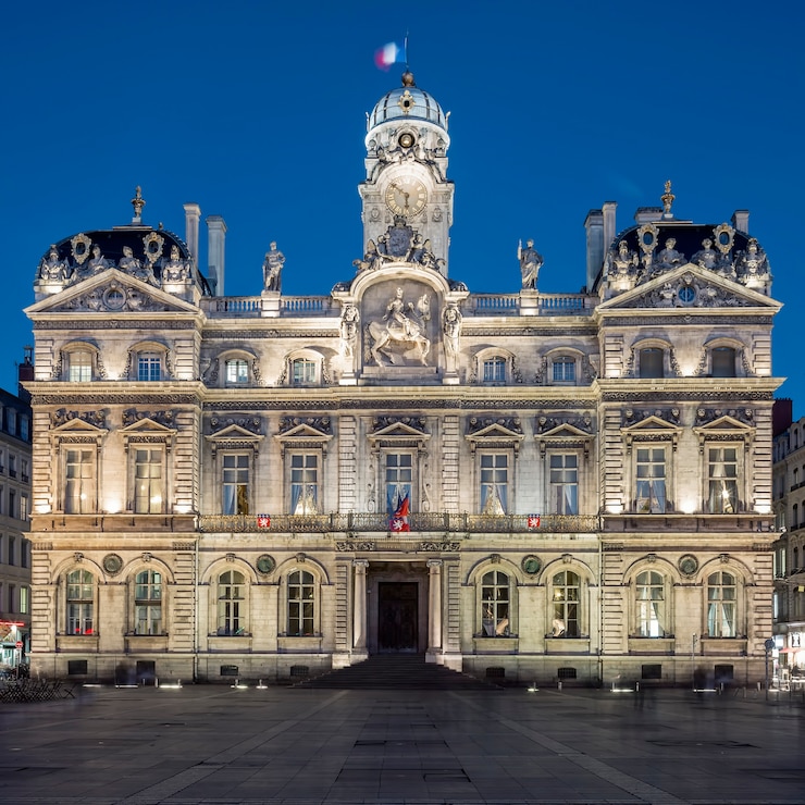 Photo gratuit la célèbre place des terreaux à lyon la nuit, france.