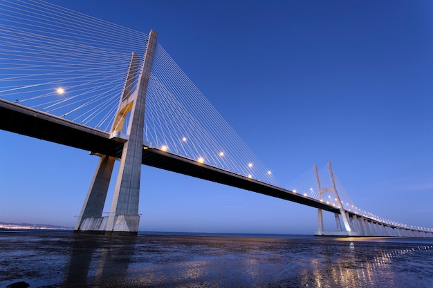 Photo gratuite célèbre pont vasco da gama à lisbonne par nuit, portugal