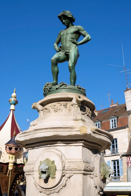 Photo gratuite célèbre statue sur la place françois rude à dijon