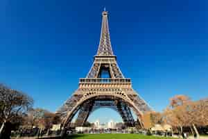 Photo gratuite célèbre tour eiffel à paris avec des couleurs magnifiques