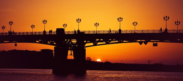 Photo gratuite célèbre vue du pont saintpierre au coucher du soleil