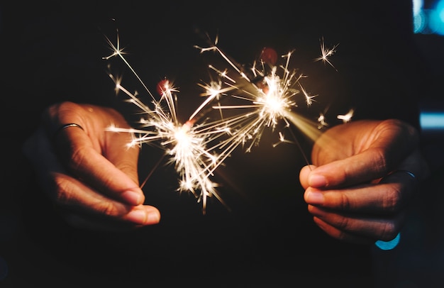 Célébrer avec des feux de Bengale dans la nuit