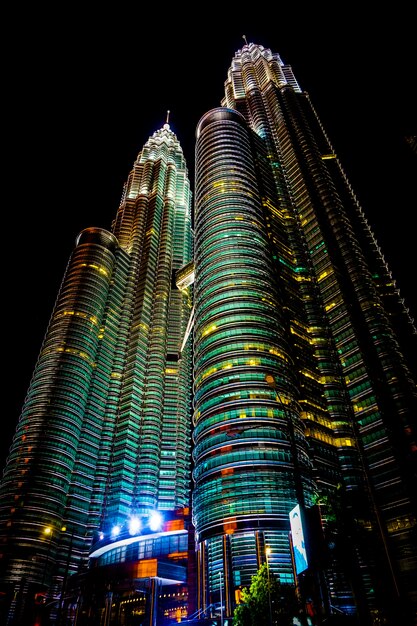 Célèbres tours jumelles Petronas à Kuala Lumpur la nuit