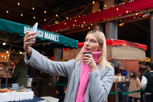 Célébrité d'Internet prenant un selfie au marché