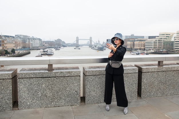 Célébrité Internet prenant un selfie sur un pont de la ville