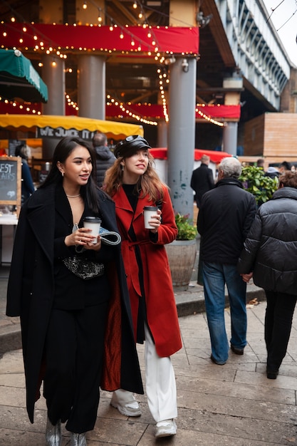 Célébrités Internet se promenant dans la ville