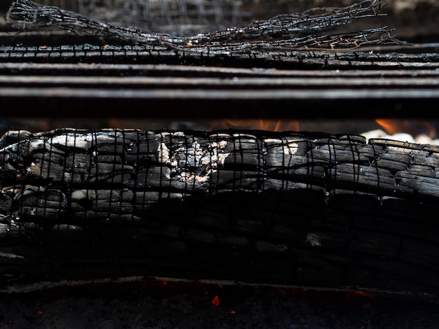 Photo gratuite cendres fumantes au feu de joie