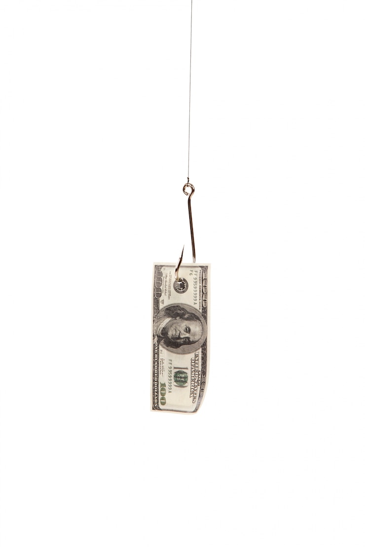 Photo gratuit cent dollars sur le crochet de pêche isolé sur fond blanc