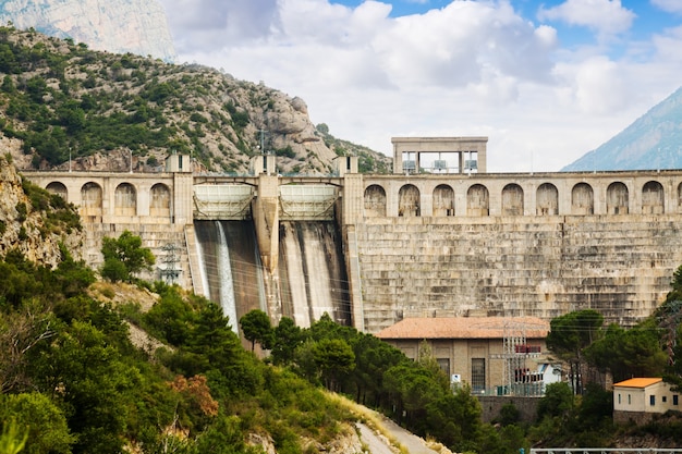 centrale hydroélectrique sur la rivière