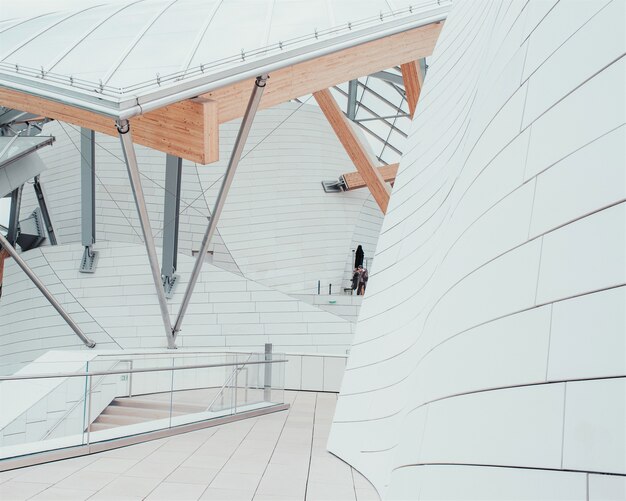 Centre d'affaires blanc avec de belles textures et un design unique avec des escaliers intérieurs