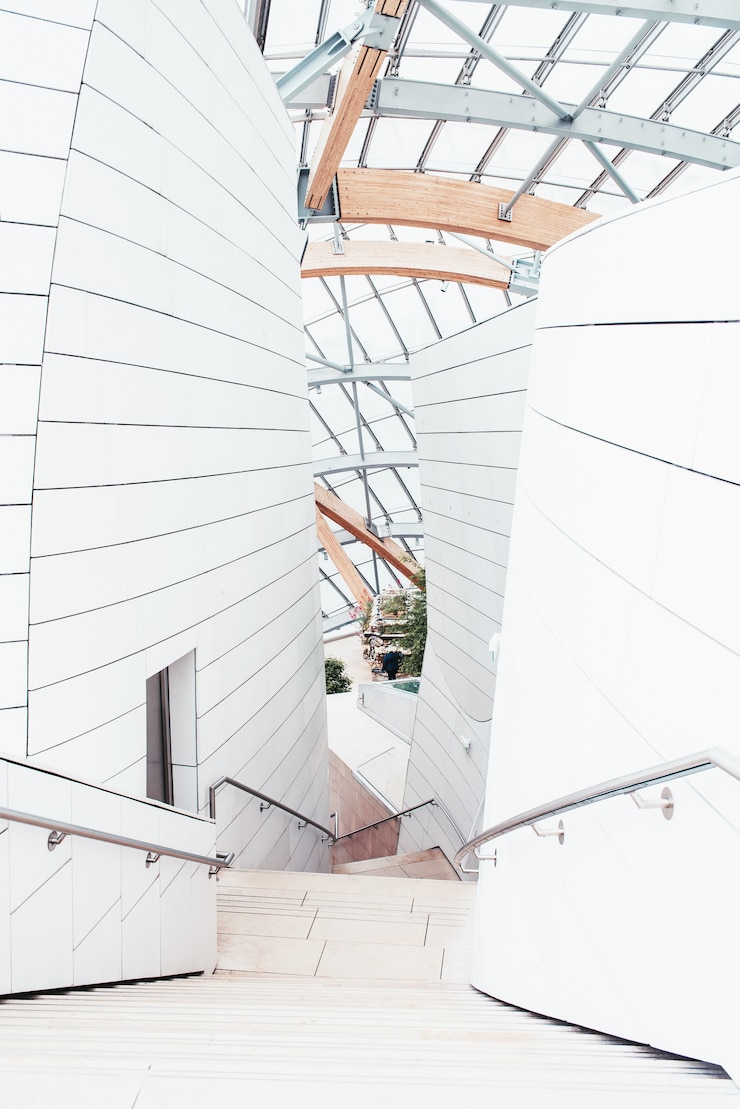 Photo gratuit centre d'affaires blanc avec de belles textures et un design unique avec des escaliers intérieurs