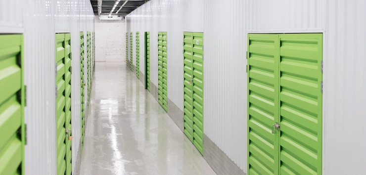 Photo gratuit centre logistique avec unités de stockage vertes