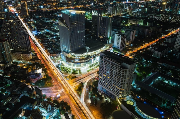 Centre-ville du quartier des affaires de Bangkok au-dessus de l'intersection de Samyan et du trafic avec des bâtiments et des gratte-ciel pendant la nuit