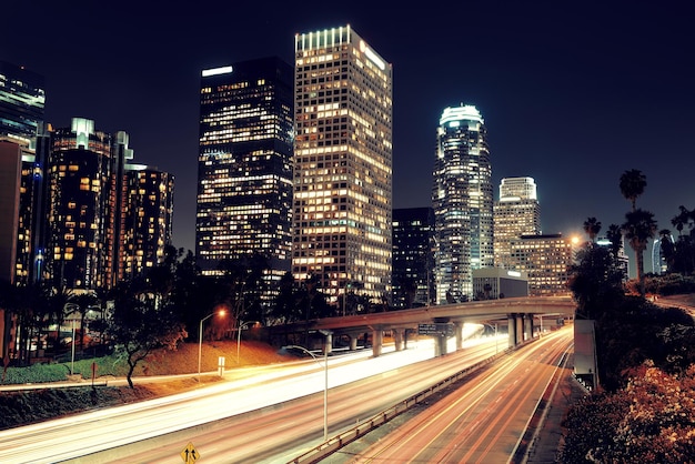 Centre-ville de Los Angeles la nuit avec des bâtiments urbains et un sentier lumineux