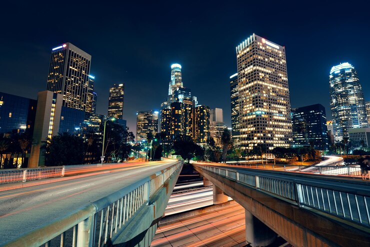 Photo gratuit centre-ville de los angeles la nuit avec des bâtiments urbains et un sentier lumineux