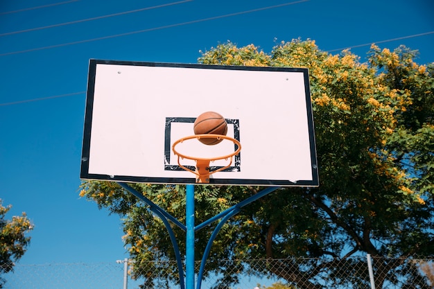 Photo gratuite cerceau de basketball réussi
