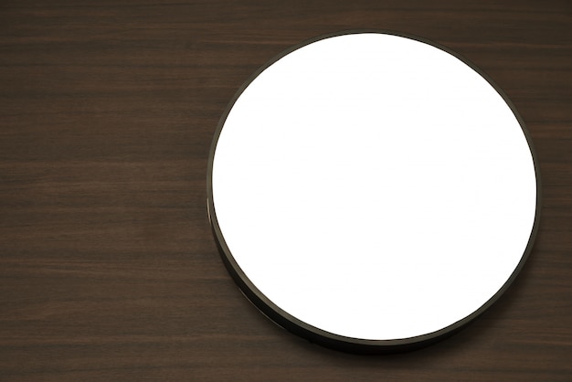 cercle blanc sur une table en bois