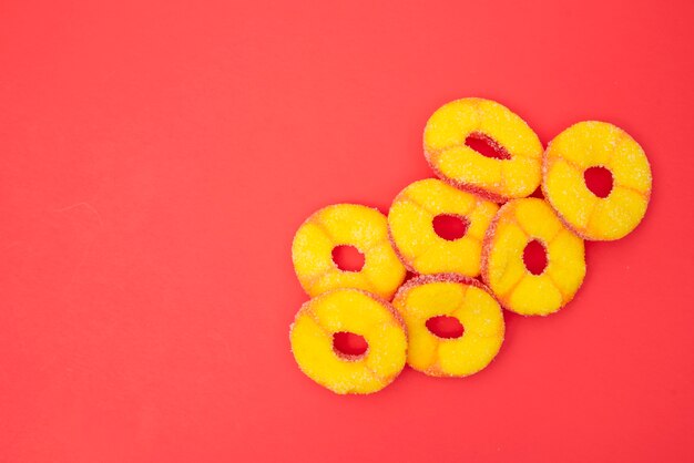 Cercle de fruits de gelée coupé sur une table rouge