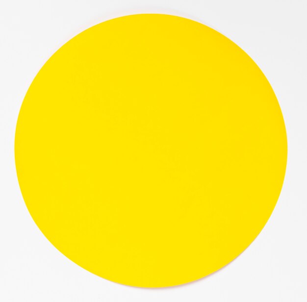 Cercle jaune vue de dessus sur fond blanc