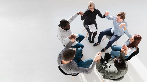 Cercle de vue de dessus des personnes levant les mains