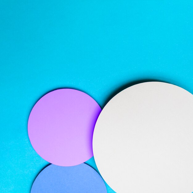 Cercles abstraits avec des ombres portées sur la conception de fond bleu