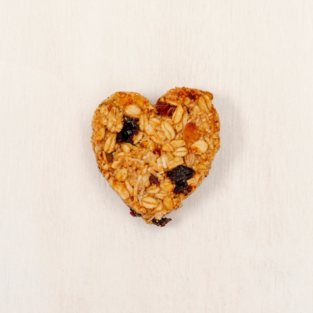 Photo gratuite céréale en forme de coeur avec raisin