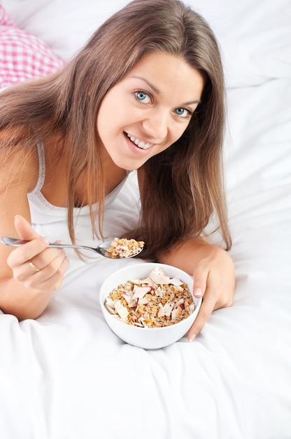 Photo gratuite céréales granola pour petit-déjeuner