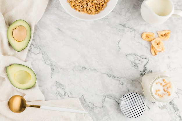 Céréales plates avec yougurt et avocat