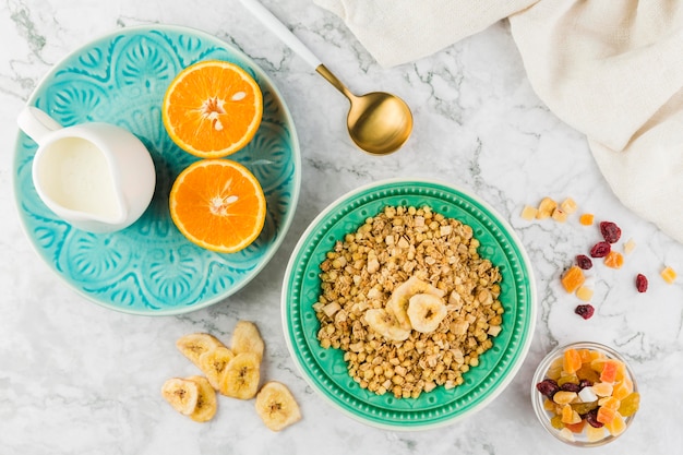 Photo gratuite céréales vue de dessus avec yougurt et fruits