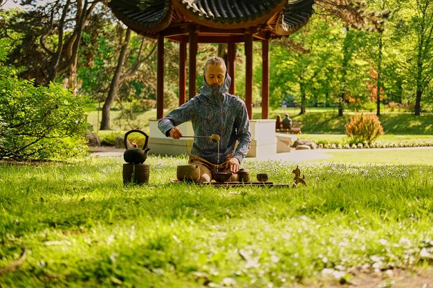 Cérémonie chinoise du thé dans un parc. Boire du thé en plein air.