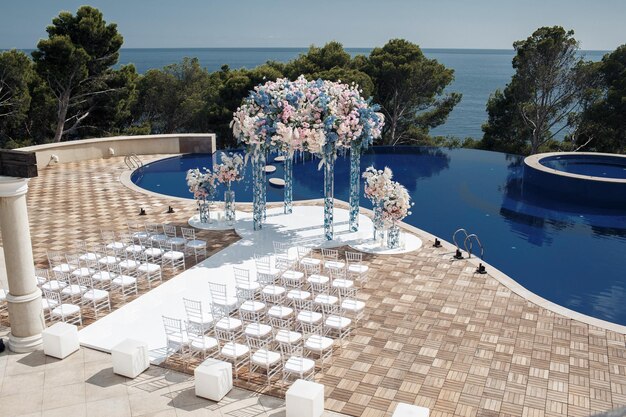 cérémonie de mariage de luxe près de la piscine et de la mer