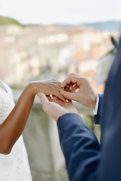 Photo gratuite cérémonie de pose de la bague de mariage sur le doigt de la mariée à l'extérieur