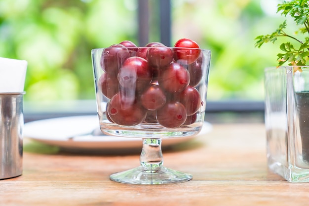 Photo gratuite cerise au bol sur la table à manger