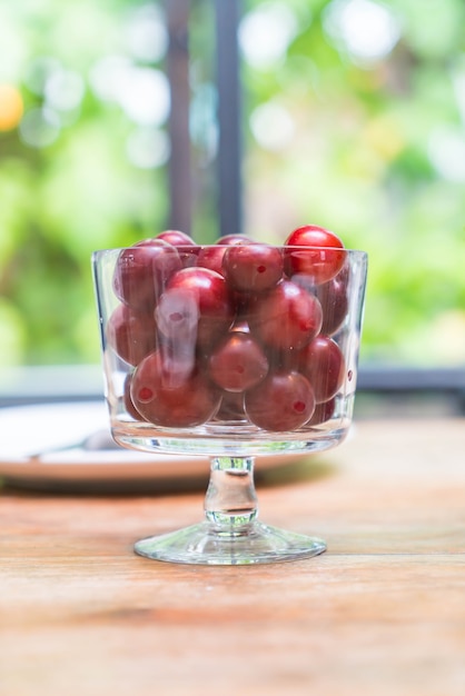 Cerise au bol sur la table à manger