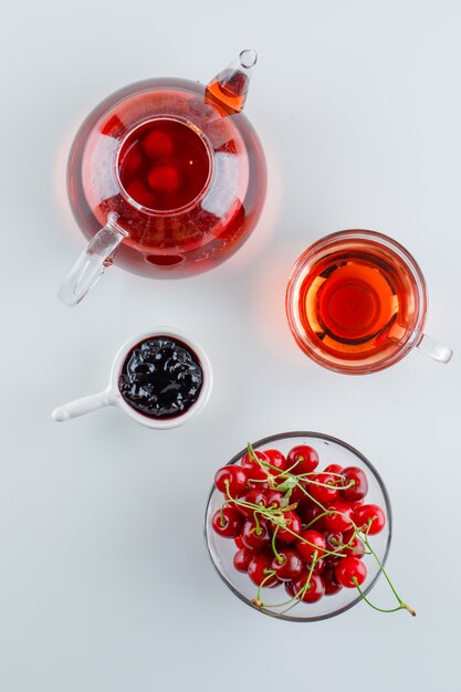 Cerise au thé, confiture dans un bol, vue de dessus.